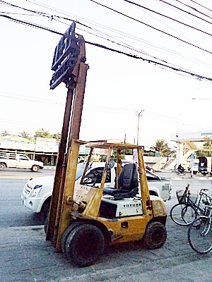 ขายรถยกโตโยต้า 2.5 ตัน  เครื่องเบนซิน งาเทด้ำ  เสาสูง 3 เมตร ล้อหน้าคุ่ พวงมาลัยเพาเว่อร์  สีเดิมจากนอก นำเข้าจากญี่ปุ่น ใช้งานได้ทันที