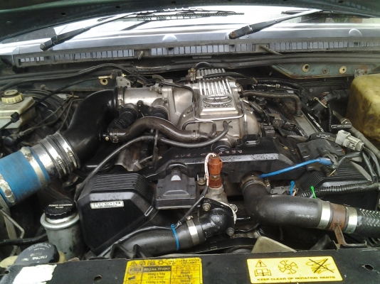 ขายด่วนครับ  รถแลนด์โรเวอร์ปี 95 เครื่่อง 1UZ โตโยต้า  v8-4x4 3900  c.c. เครื่องวางใหม่ ยังไม่ได้ติดแก๊ส ลงเล่มแล้ว ทะเบียนไม่ขาด  หม้อนํ้าแสตนเลด เอกสาร พร้อมโอนเจ้าของร้อนเงินขายถูกครับ  170,000-มาลอง ขับได้ครับเครื่องดีมากรถคับเคลื่อน 4 ล้อขายราคาปิ๊กอ