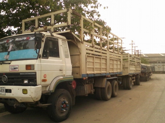 ขายรถ NISSAN  UD ไฟตาเหลี่ยม  เครื่อง 225 แรง