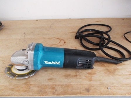 เครื่องเจียรไฟฟ้าMakita 9553B สภาพใหม่มาก ราคาถูก