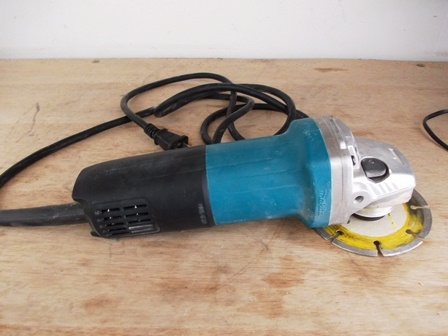 เครื่องเจียรไฟฟ้าMakita 9553B สภาพใหม่มาก ราคาถูก