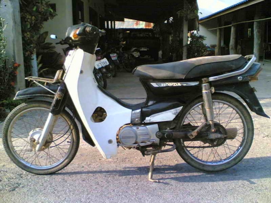 ขาย Honda ดรีมโฉมคุรุสภาเล่มทะเบียนพร้อมชุดโอนเครื่องพอใช้อะไหร่ตามรูปทะเบียนขาดปี 48 ขาย 8900 บาท