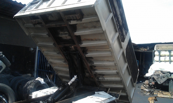 ขายรถ6ล้อดั๊มเครื่อง110แรง สวยๆพร้อมใช้งาน