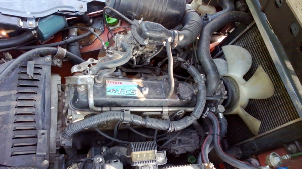 รถยกโตโยต้ารุ่น 8 น้ำหนักยก 1.5 ตัน เสาสูง 3 เมตร เครื่องเบนซินติดแก๊ส เกียร์ธรรมดา