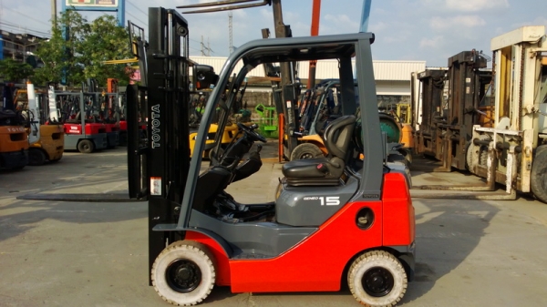 รถยกโตโยต้ารุ่น 8 น้ำหนักยก 1.5 ตัน เสาสูง 3 เมตร เครื่องเบนซินติดแก๊ส เกียร์ธรรมดา