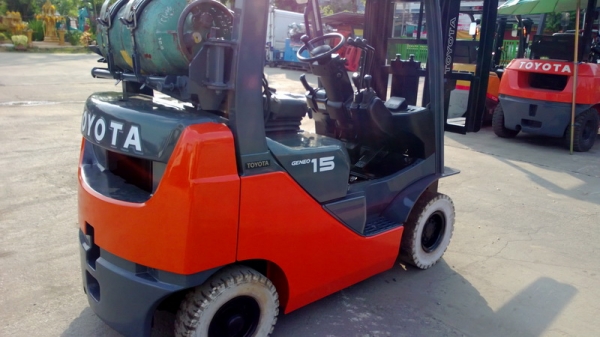 รถยกโตโยต้ารุ่น 8 น้ำหนักยก 1.5 ตัน เสาสูง 3 เมตร เครื่องเบนซินติดแก๊ส เกียร์ธรรมดา