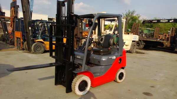 รถยกโตโยต้ารุ่น 8 น้ำหนักยก 1.5 ตัน เสาสูง 3 เมตร เครื่องเบนซินติดแก๊ส เกียร์ธรรมดา