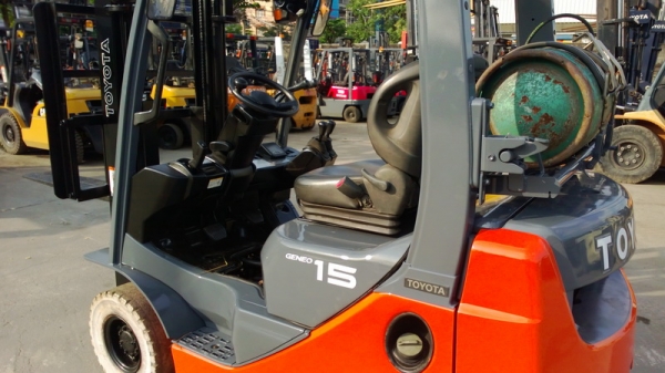 รถยกโตโยต้ารุ่น 8 น้ำหนักยก 1.5 ตัน เสาสูง 3 เมตร เครื่องเบนซินติดแก๊ส เกียร์ธรรมดา