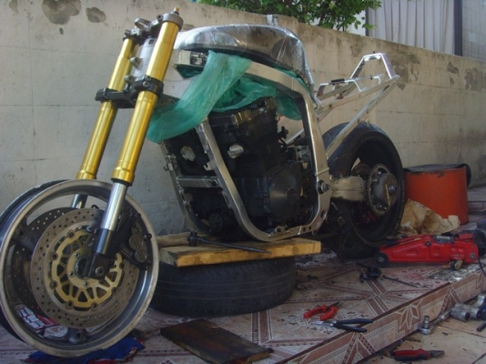 su 750 สองคันยังไม่ประกอบ