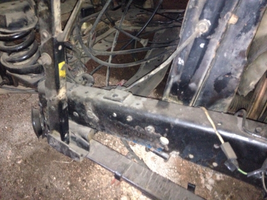 รถอิซูซุ 4 ล้อดั้ม 100 แรงม้า  สนใจติดต่อ 081 - 6079515