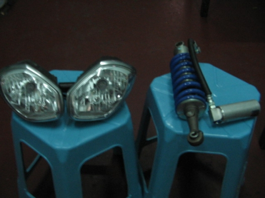 ขาย ไฟหน้าพร้อมโช็คหลัง ยี่ห้อ Triumph รุ่น Street Triple R ปี 1012 ราคา 6,500 สนใจติดต่อ คุณ ติ เบอร์โทร 081-7332571