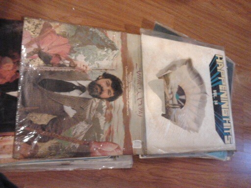 ขายแผ่นเสียงโบรานใช้งานได้สภาพดีขายเหมา45แผ่นราคา 6500  สนใจโทร 0863314540