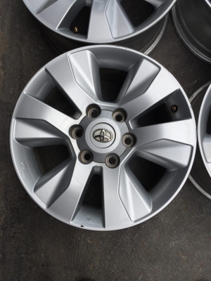 เข้าใหม่1ชุด.ล้อเดิมโตโยต้า ขอบ17+น๊อต ชุด4วง5500บ. สนใจโทร.0879050181.จัดส่งได้ทั่วไทยครับ