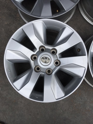 เข้าใหม่1ชุด.ล้อเดิมโตโยต้า ขอบ17+น๊อต ชุด4วง5500บ. สนใจโทร.0879050181.จัดส่งได้ทั่วไทยครับ