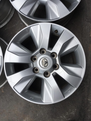 เข้าใหม่1ชุด.ล้อเดิมโตโยต้า ขอบ17+น๊อต ชุด4วง5500บ. สนใจโทร.0879050181.จัดส่งได้ทั่วไทยครับ