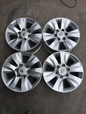 เข้าใหม่1ชุด.ล้อเดิมโตโยต้า ขอบ17+น๊อต ชุด4วง5500บ. สนใจโทร.0879050181.จัดส่งได้ทั่วไทยครับ