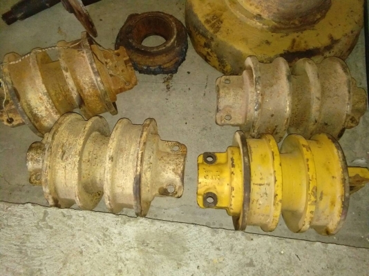 ขายล้อนำ ลอนเลอร์ และ อะไหล่รถแทรกเตอร์ CAT-D-5 สภาพสวย แน่นๆครับ