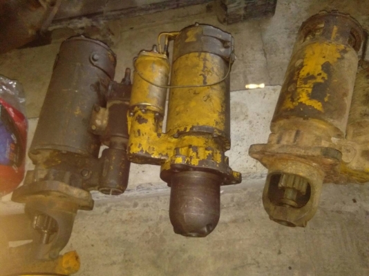 ขายล้อนำ ลอนเลอร์ และ อะไหล่รถแทรกเตอร์ CAT-D-5 สภาพสวย แน่นๆครับ