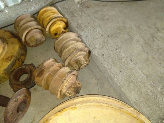 ขายล้อนำ ลอนเลอร์ และ อะไหล่รถแทรกเตอร์ CAT-D-5 สภาพสวย แน่นๆครับ