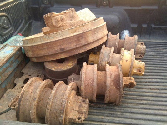 ขายล้อนำ ลอนเลอร์ และ อะไหล่รถแทรกเตอร์ CAT-D-5 สภาพสวย แน่นๆครับ