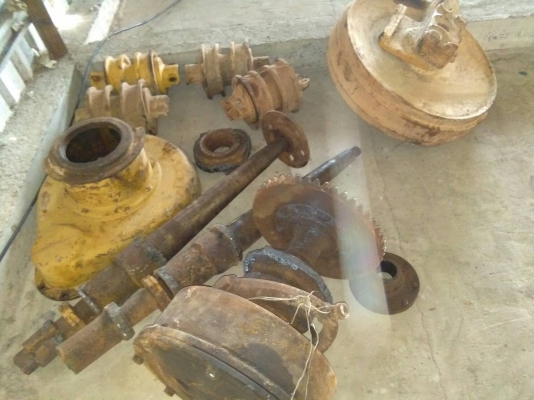 ขายล้อนำ ลอนเลอร์ และ อะไหล่รถแทรกเตอร์ CAT-D-5 สภาพสวย แน่นๆครับ