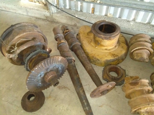 ขายล้อนำ ลอนเลอร์ และ อะไหล่รถแทรกเตอร์ CAT-D-5 สภาพสวย แน่นๆครับ