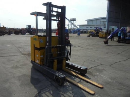 รถยกไฟฟ้ายืนขับ โคมัสสึ น้ำหนักยก 3 ตัน เสาสูง 4 เมตร