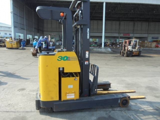 รถยกไฟฟ้ายืนขับ โคมัสสึ น้ำหนักยก 3 ตัน เสาสูง 4 เมตร