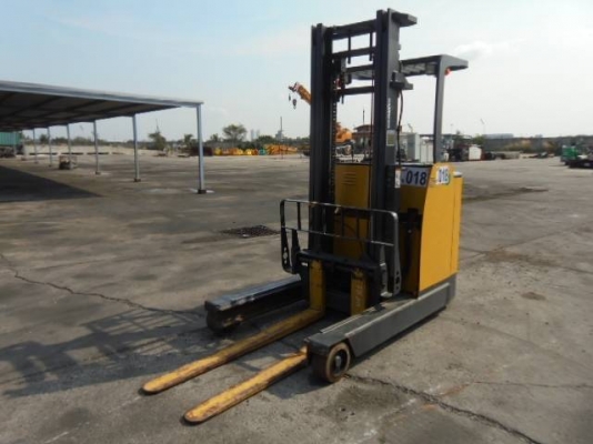 รถยกไฟฟ้ายืนขับ โคมัสสึ น้ำหนักยก 3 ตัน เสาสูง 4 เมตร