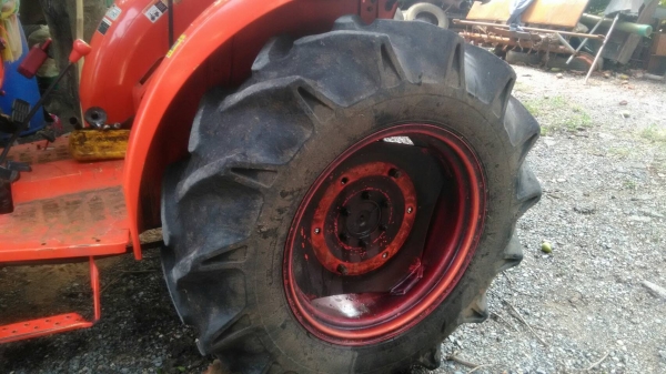 ยางรถไถบอบ13/6/26สนใจสอบถามมาคับ