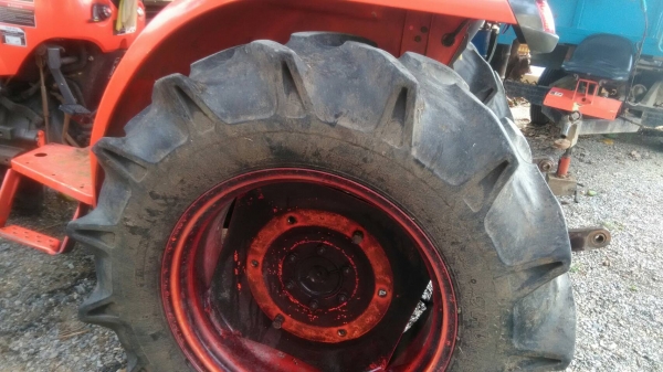 ยางรถไถบอบ13/6/26สนใจสอบถามมาคับ