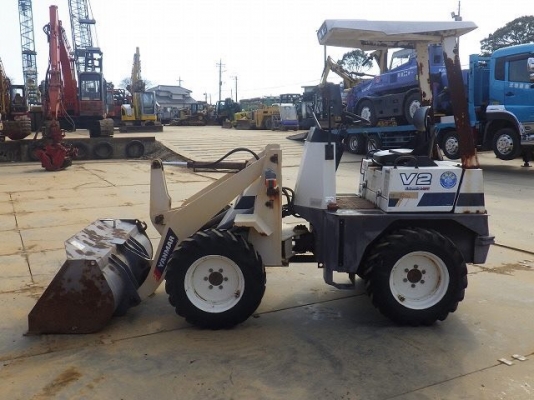 ขายรถตัก YANMAR V2 นำเข้าจากญี่ปุ่น พร้อมใช้ครับ ติดต่อ 063-9316985 ID LINE : 0639316985 ครับ