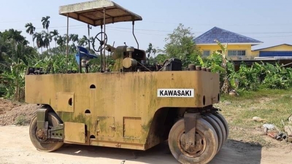 ขายเหมา 3 คัน 1,100,000 บาท  รถบดล้อยาง 9 ล้อ ยี่ห้อ KAWAZAKI KR15B 1คัน และ SAKAI TS7409  2 คัน เก็บงานสวยกิ๊ก เอกสารเล่มทะเบียนครบ 3 คัน พร้อมโอน   SAKAI TS7409 ขายแยกคันละ 495,000 รถบดล้อยาง 9 ล้อ สภาพสวยสุดยอด พร้อมใข้ เครื่องดี เกียร์แรง ยางใหม่ เอกส