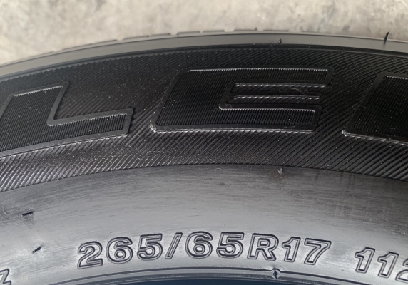 ยางใหม่ป้ายแดง 265-65-17 Bridgestone ปี 19 ตุ่มเด้ง เส้นสีชัด ยางใหม่ป้ายแดง 265-65-17 Bridgestone ปี 19 ตุ่มเด้ง เส้นสีชัด