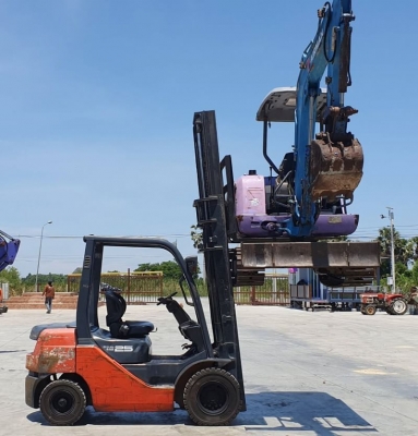 รถฟอร์คลิฟท์ขนาด 2.5 ตัน ยีห้อ TOYOTA  8FD25  เครื่องยนต์ดีเซล1DZ//2 เกียร์ออโตเมติก  เสายกสูง 4 เมตร  ยกหนักได้ 2500 กิโลกรัม  งายาว 1.50 เมตร  ยางตัน 4 ล้อ   ✅ รถฟอร์คลิฟท์มือสองญี่ปุ่นพร้อมใช้งาน