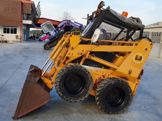 ขายด่วนรถตักยกป๊อบแคทตักยก0.8ตันคิวยกสูง3เมตรรถขับเคลื่อน4ล้อระบบเกียทอกรถนอกเพื่งนำเข้ามายังไม่เคยใช้งานในเมืองไทยเลย