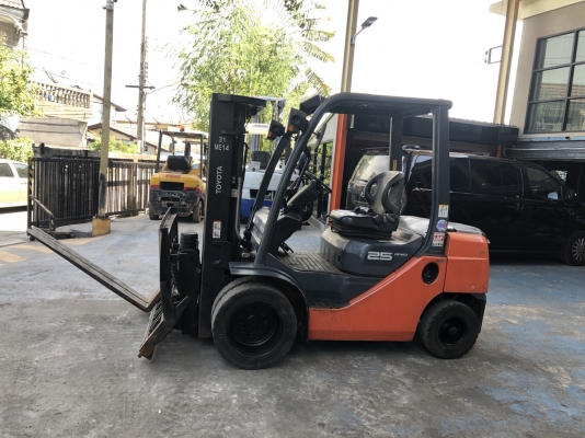 ขายฟอร์คลิฟท์ ดีเซล 2.5 ตัน เสา 4 .30 เข้าตู้