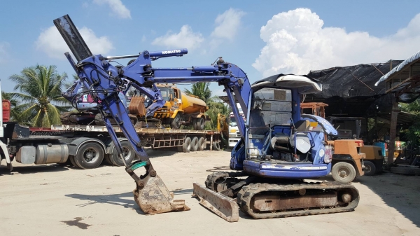 ขายรถขุด KOMATSU PC50UU-2 เครื่องยนต์ KOMATSU -4D84 , จำนวน 4 สูบ คอนโทรลน้ำมัน ปั๊มเฟือง มีลายหัวเจาะ  รถเดิมๆเก่านอก ยังไม่เคยใช้งานในเมืองไทย