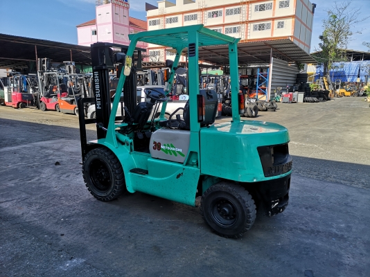 รถยกมิตซูบิชิ น้ำหนักยก 3 ตัน เสาสูง 3 เมตร เครื่องดีเซล เกียร์ออโต้ ***รถนอกนำเข้า  2900 ชม ***