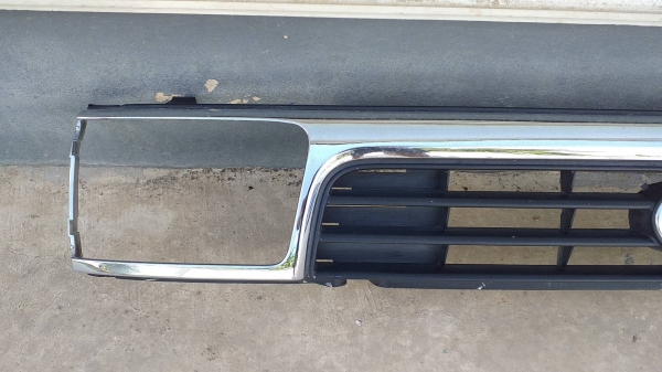 กระจังหน้าไฟตาเต็ม toyota surf ln-130 japan สภาพดี ขาไม่หัก ใส่ไมตี้ 1500 บาท