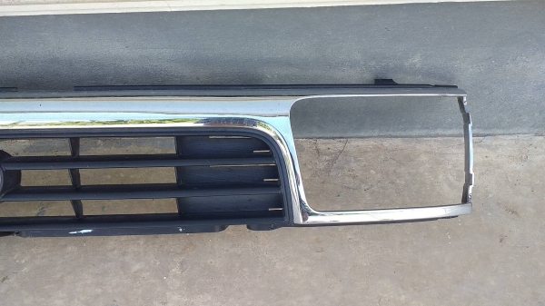 กระจังหน้าไฟตาเต็ม toyota surf ln-130 japan สภาพดี ขาไม่หัก ใส่ไมตี้ 1500 บาท