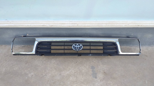 กระจังหน้าไฟตาเต็ม toyota surf ln-130 japan สภาพดี ขาไม่หัก ใส่ไมตี้ 1500 บาท