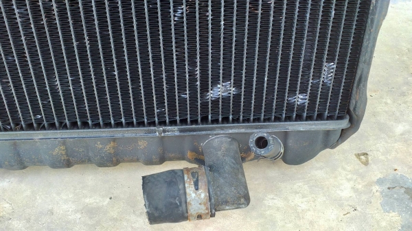 หม้อน้ำ toyota surf ln-130 japan สภาพดีไม่รั่ว 2000บาท