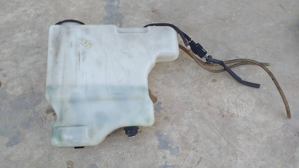 กระป๋องฉีดน้ำกระจก toyota surf ln-130 japan มอเตอร์2ตัว สภาพดีใช้งานได้ปกติ ใส่ไมตี้ 1000 บาท