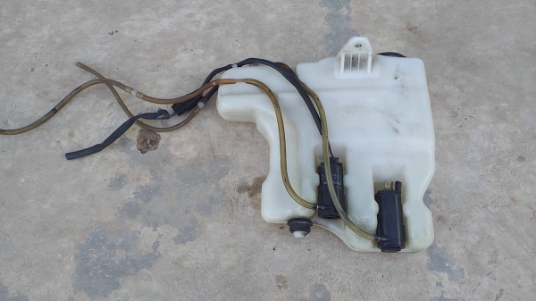 กระป๋องฉีดน้ำกระจก toyota surf ln-130 japan มอเตอร์2ตัว สภาพดีใช้งานได้ปกติ ใส่ไมตี้ 1000 บาท