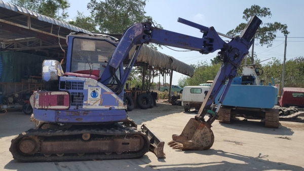 ขายรถขุด KOMATSU PC50UU-2 เครื่องยนต์ KOMATSU -4D84 , จำนวน 4 สูบ คอนโทรลน้ำมัน ปั๊มเฟือง มีลายหัวเจาะ รถเดิมๆเก่านอก ยังไม่เคยใช้งานในเมืองไทย