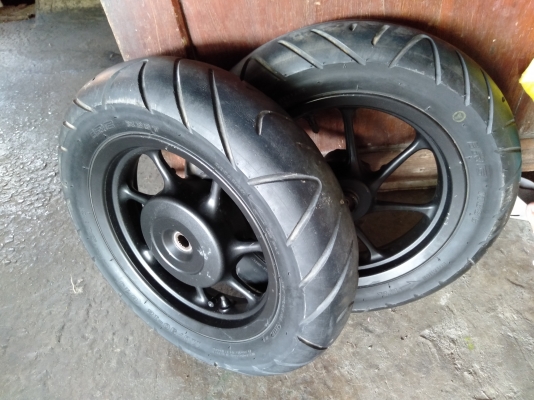 ขาย ล้อแม็กแท้ ติดรถ honda zoommer x ตามในรูปครับ