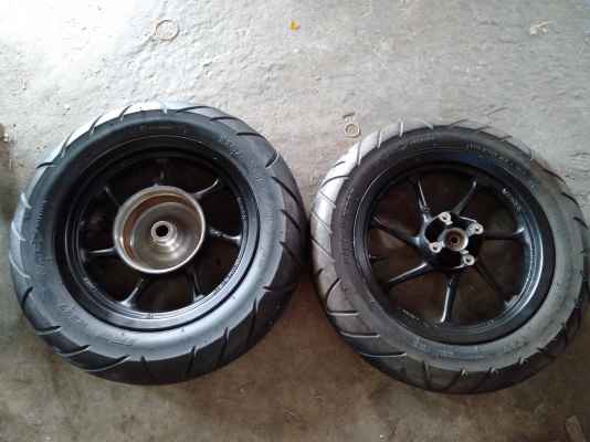 ขาย ล้อแม็กแท้ ติดรถ honda zoommer x ตามในรูปครับ ขาย ล้อแม็กแท้ ติดรถ honda zoommer x ตามในรูปครับ