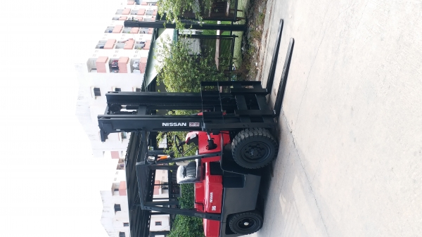 ขายรถยกโฟร์คลิฟท์ยี่ห้อnissan 3.5ตัน ดีเซล เสาสูง4 เกียร์ออโต้