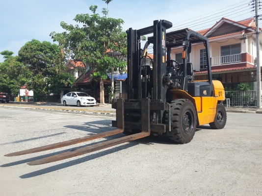 ฟอร์คลิฟท์ขนาด 4.5 ตันเสายกสูง 3 เมตรฟลูฟรีงาสไล์ซ้ายขวา สนใจ 0813535948